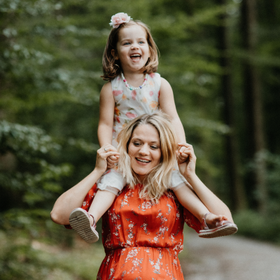mom with child on shoulders